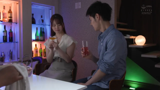 坐姿 · 全身 · 自然 · 休閒裝 · 酒杯 · 酒吧 · 饮酒 · 约会