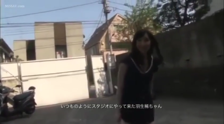 微笑 · 看向镜头 · 户外街道 · 街拍 · 站立行走 · 黑色V领连衣裙