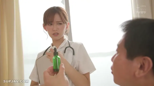 室内 · 交谈 · 严肃 · 护士服 · 站姿 · 上半身 · 制服诱惑 · 听诊器