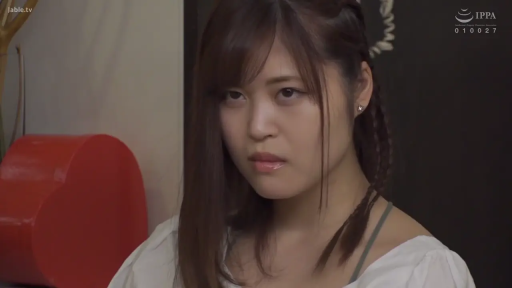 Indoor · Serious · Close-up of the face · Stare · 正面 · Asian women · 白色一字肩上衣 · 红色爱心装饰