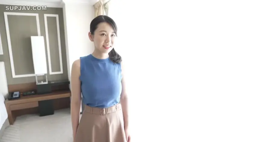 马赛克 · 享受 · 沙发 · 客厅 · 舔阴 · 下体特写 · 坐姿开腿 · 紫色网眼衫