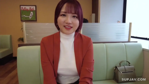 坐姿 · 微笑 · 半身 · 手提包 · 对视 · 餐厅 · 橘色外套