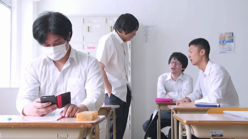 坐姿 · 校服 · 教室 · 中景 · 自然 · 手机 · 玩手机 · 男学生