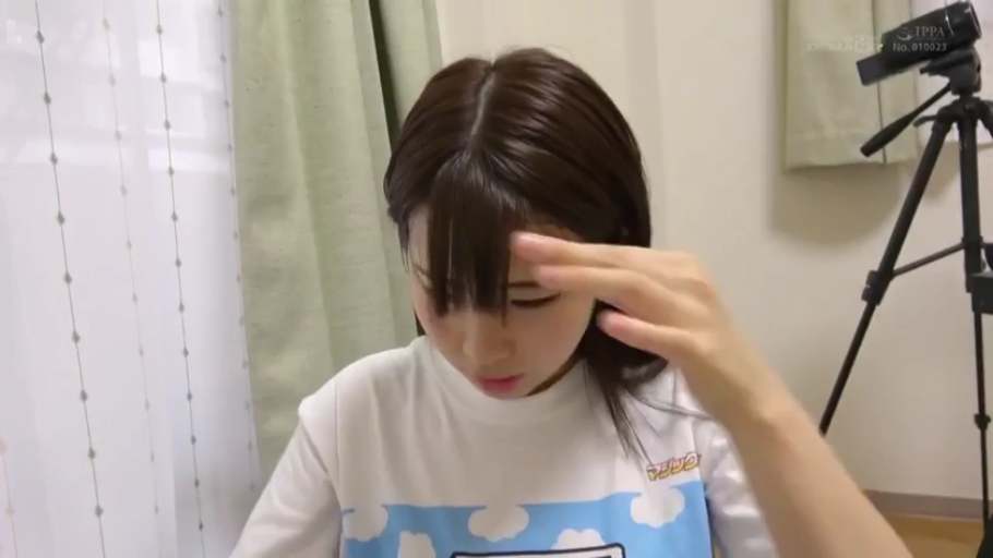 室内 · 座り姿勢 · 自然 · 上半身特写 · 白いTシャツ · 三脚架 · 整理头发 · 黑色长发