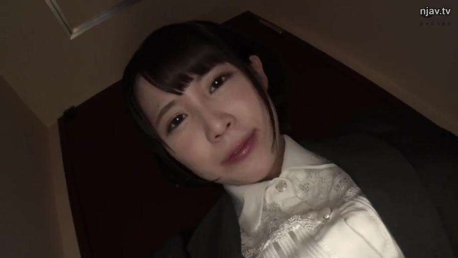 室内 · 低角度拍摄 · 面部特写 · 注视镜头 · 白色蕾丝衬衫 · 俯视姿势 · 浅浅微笑