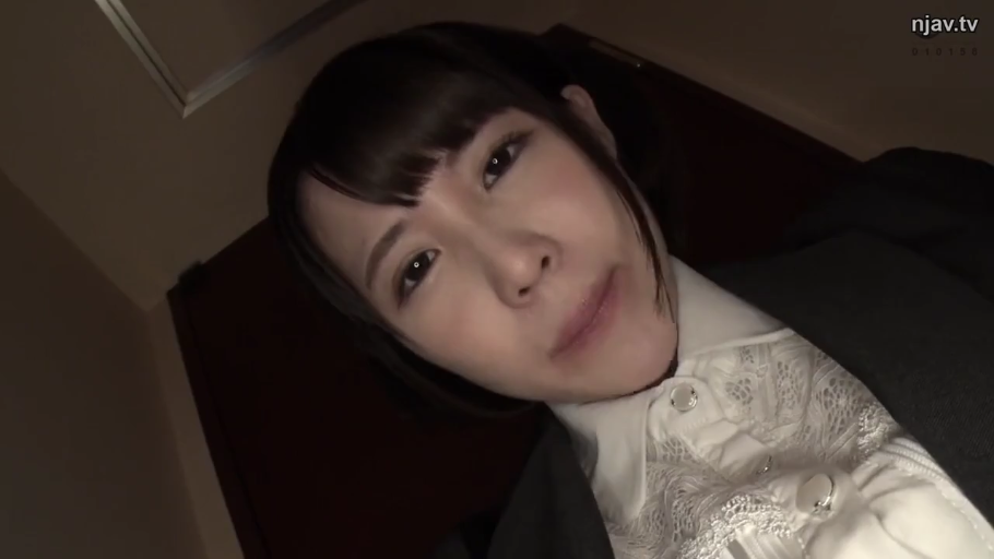 室内 · 俯身 · 脸部 · 平静 · 职业装 · 注视 · 近景