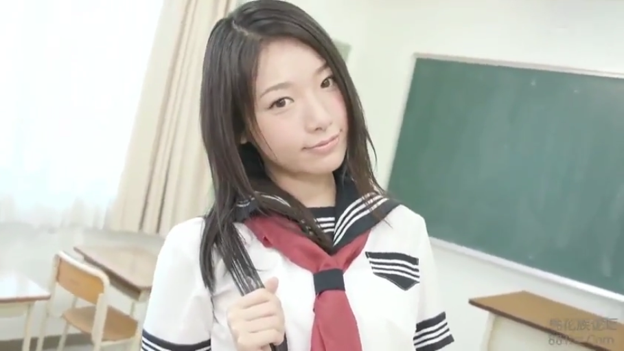 坐姿 · 忧郁 · 注视 · 特写 · 汽车座椅 · 少女 · 汽车内 · 碎花短袖衬衫