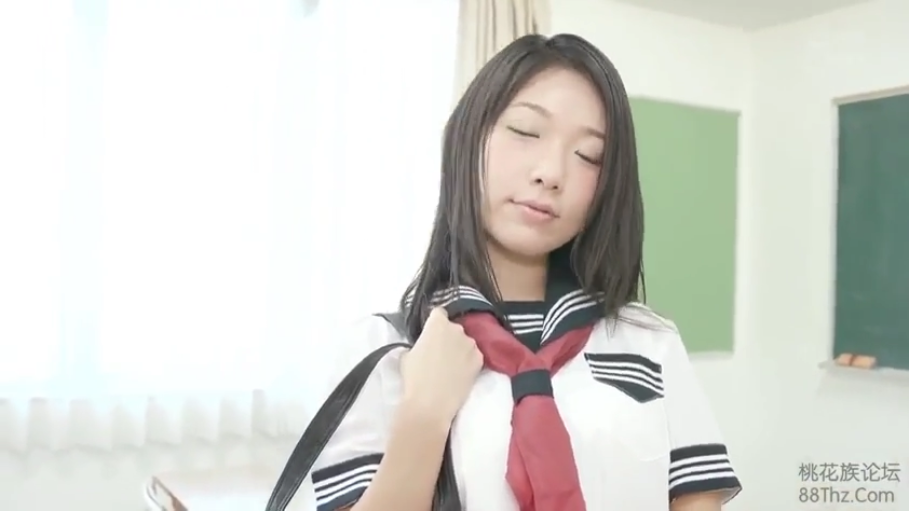 坐姿 · 低头 · 中景 · 蓝色褶边上衣 · 皮沙发 · 拘谨 · 淑女 · 客厅皮沙发