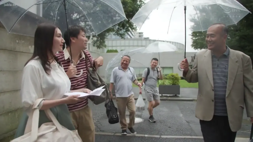 傘をさす · 行走 · 中景 · 自然 · 绿色长裙 · 纸质文件 · 雨天 · 屋外