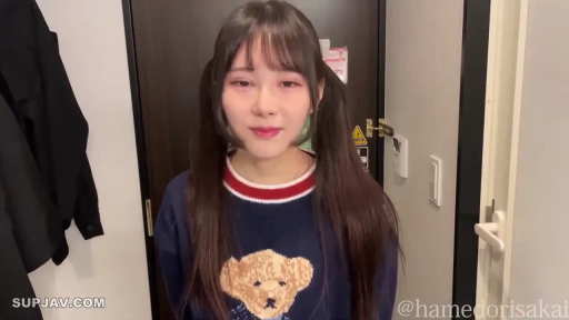 站立 · 微笑 · 面部特写 · 注视镜头 · 双马尾 · 门铃面板 · 玄关门口 · 蓝色小熊毛衣