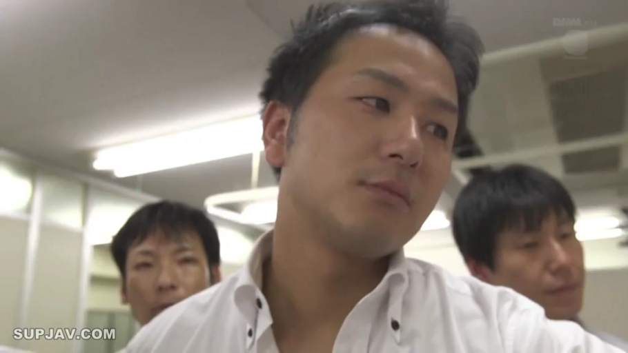 室内 · 站立 · 平静 · 白衬衫 · 面部特写 · 多人