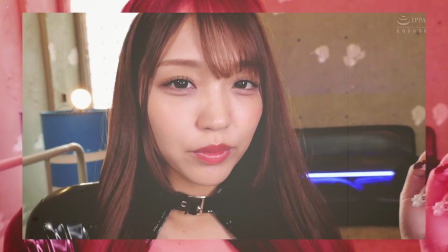 室內 · 臉部特寫 · 平靜 · 注視 · 长发 · 项圈 · 正对镜头 · 黑色漆皮装