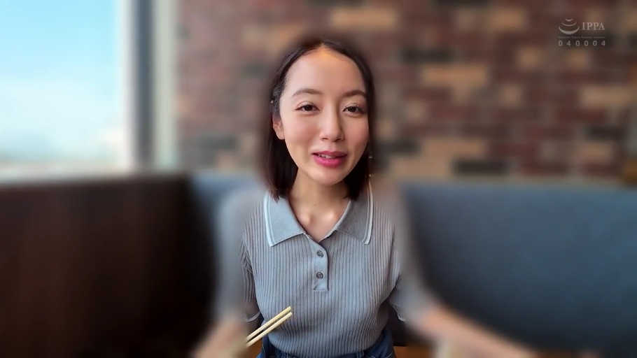 脸部特写 · 站姿 · 耳环 · 注视 · 针织衫 · 温柔 · 清新风格 · 室内窗边