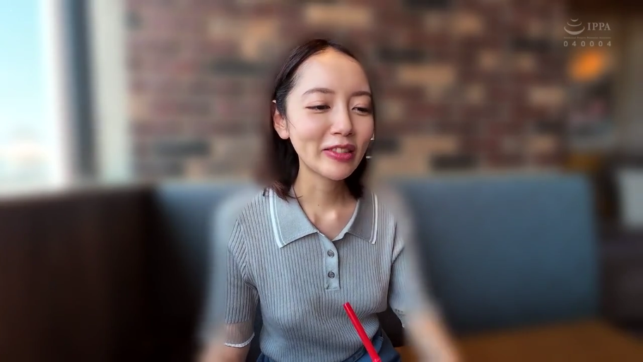 露乳 · 卧室 · 仰卧 · 开心 · 居家自拍 · 乳头 · 粉色吊带 · 杂志