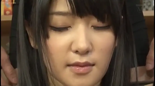 Indoor · Sitting Posture · 面部 · Eye contact · Forbearance · Bookshelf · 黑色上衣 · Amateur feel