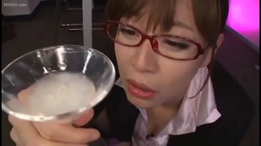 室内 · 俯身 · 面部特写 · 职业装 · 观察 · 熟女 · 惊讶 · 玻璃杯