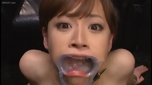 俯身 · 裸体 · BDSM · 摄影棚 · 嘴部特写 · 开口器 · 瞪视 · 戴开口器