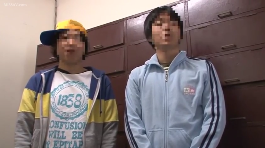 中景 · 面对镜头 · 更衣室 · 正面站立 · 运动休闲服