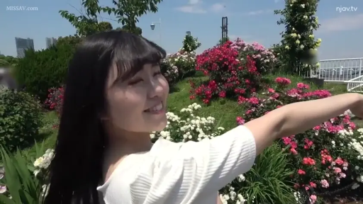客厅 · 全身 · 站姿 · 平静 · 皮沙发 · 注视 · 性感 · 黑色蕾丝内衣套装
