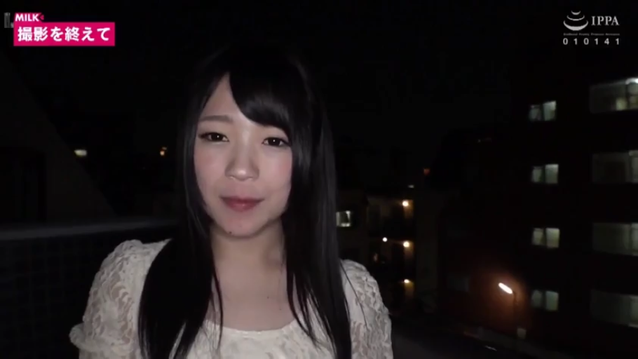 站立 · 中景 · 微笑 · 白色蕾丝上衣 · 注视 · 夜景 · 室外阳台