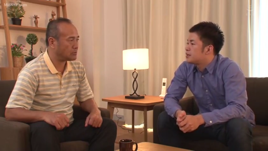 座り姿勢 · 真剣 · 中景 · ソファ · リビング · 対話 · シャツ