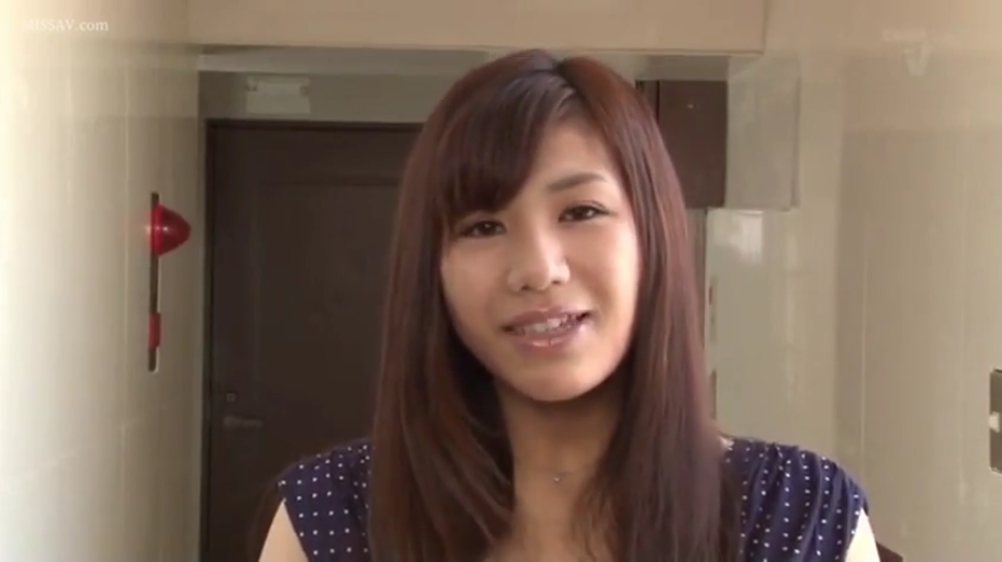 脸部特写 · 微笑 · 长发 · 看向镜头 · 室内走廊 · 正面站立 · 深蓝色波点衫