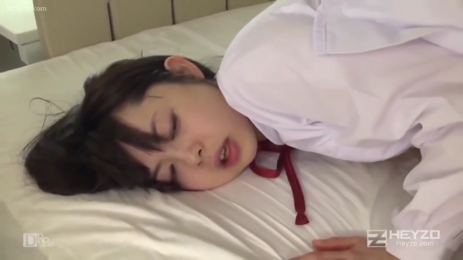 面部 · 卧室 · 闭眼 · 白色衬衫 · 侧卧 · 睡眠 · 白色床单 · 黑色长发