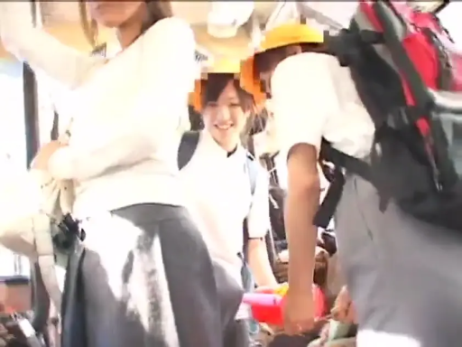 站立 · 中景 · 警觉 · バス · 公共の場 · 白色长袖上衣 · 环顾 · 公交拉环