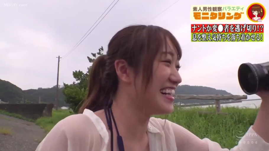 面部特写 · 侧坐 · 户外草地 · 白色透视罩衫