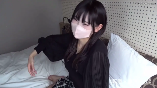 陶醉 · 沙发 · 客厅 · 多人性爱 · 3P · 白色比基尼 · 弯腰趴伏