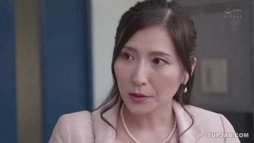 Indoor · Face · 专注 · Standing Posture · 谈话 · Mature woman · 珍珠项链 · 粉色西装