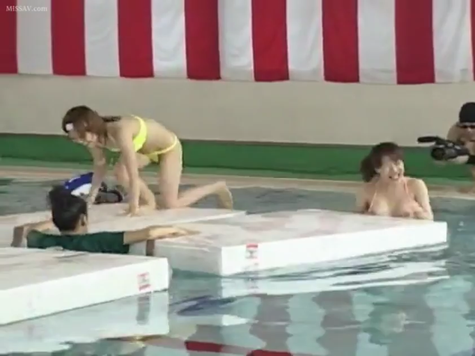 比基尼 · 全景 · 湿身 · 跪姿 · 开心 · 嬉戏 · 游泳池 · 浮垫