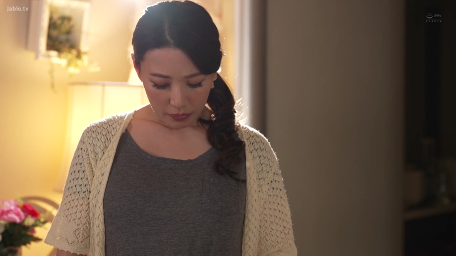 室内 · 站立 · 上半身 · 针织开衫