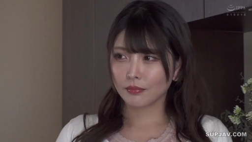 室内 · 坐姿 · 忧郁 · 面部特写 · 凝视 · 白色开衫 · 日本AV