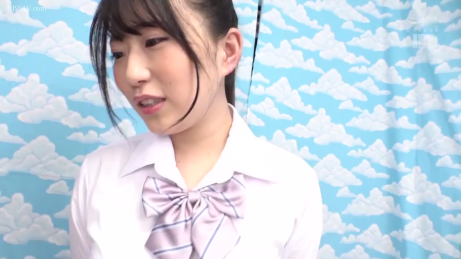 室内 · 坐姿 · 交谈 · 校服 · 委屈 · 近景 · 亚洲人