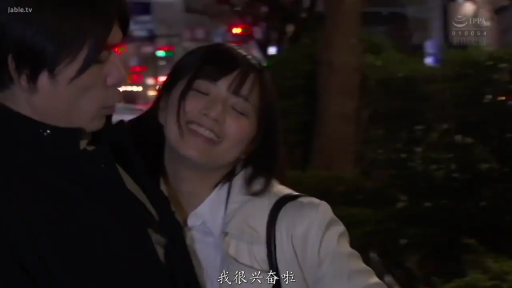 站立 · 迷离 · 面部特写 · 城市夜景 · 对视 · 外套 · 夜间