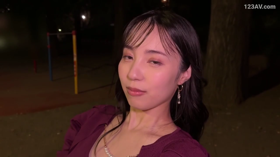中景 · 站姿 · 微笑 · 手机 · 黑色大衣 · 长卷发 · 绿色方砖柱前 · 对着手机讲话