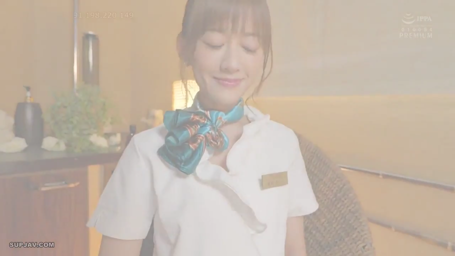 室内 · 微笑 · ビジネススーツ · 端坐 · 静止 · 胸部以上 · 领巾