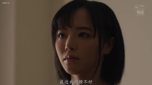 室内 · 真剣 · 顔 · 站立 · 注視 · 日常服装 · 带字幕