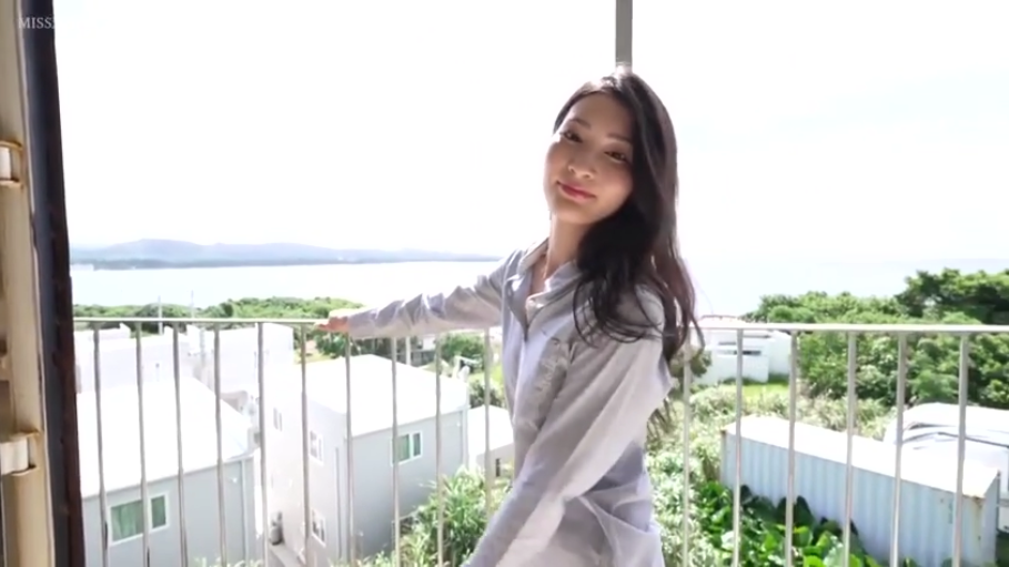 中景 · 微笑 · カメラに向かって · 欄干 · 长发 · 侧身站立 · 户外阳台 · 浅色长袖衬衫