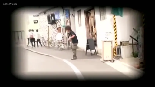 站立 · 观察 · 街道 · 休闲服 · 模糊 · 自行车