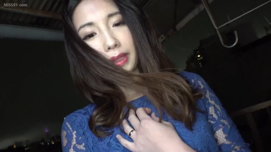 室内 · 忧郁 · 面部特写 · 俯视 · 戒指 · MISSAV · 手抚胸口 · 蓝色蕾丝裙