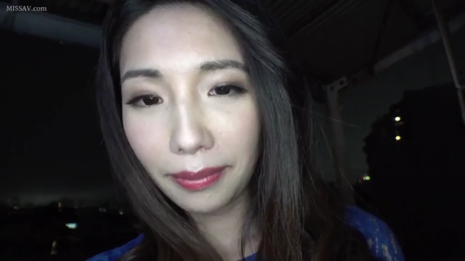 脸部特写 · 户外 · 蓝色上衣