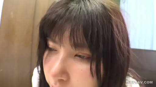 室内 · 低头 · 脸部特写 · 平静 · 注视 · 局部特写 · 卫衣