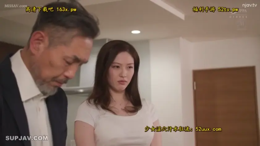 室内 · 站立 · 対峙 · 白T恤 · 不悦