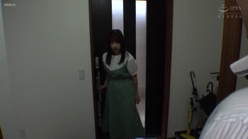 全身 · 站立 · 警觉 · 玄关 · 雨伞 · 进门 · 绿色长裙