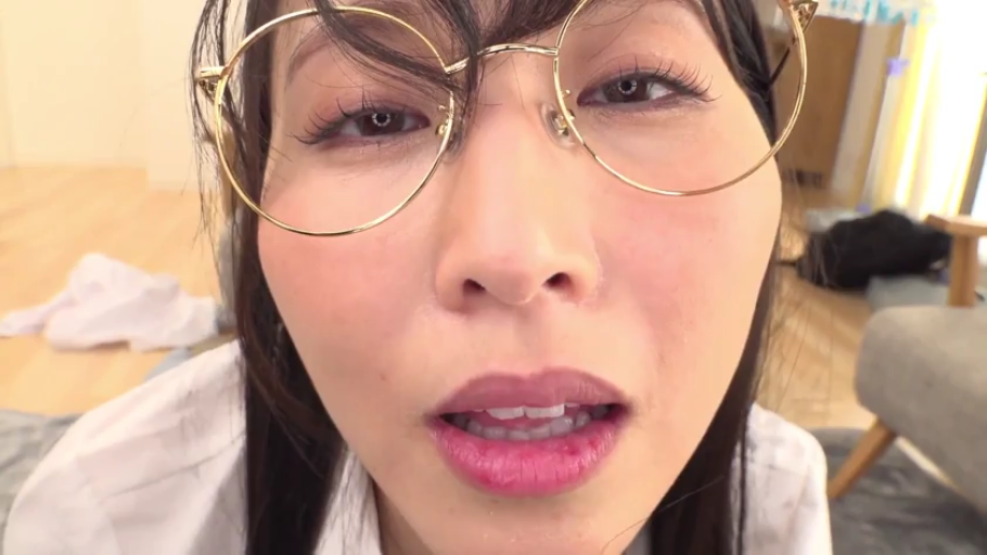 室内 · 俯身 · 脸部特写 · 白衬衫