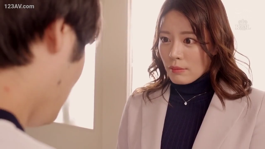 室内 · 站立 · 面部特写 · 职业装 · 对视 · 熟女 · 惊讶