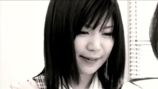 室内 · 面部 · 校服 · 站立 · 微笑 · 交流 · 学生