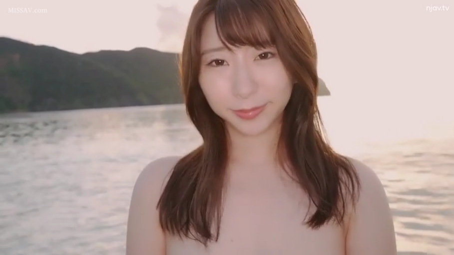 微笑 · 半身 · 裸体 · 注视 · 长发 · 正面 · 海边